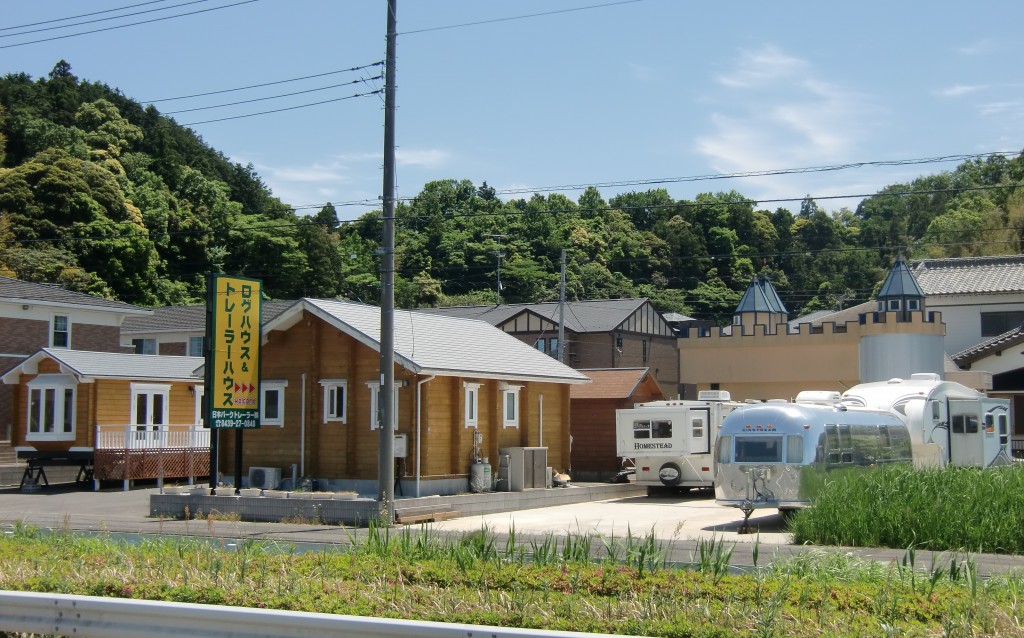 当社展示場です。ログハウス、ログハウストレーラー、アメリカントレーラーを展示してお待ちしております。